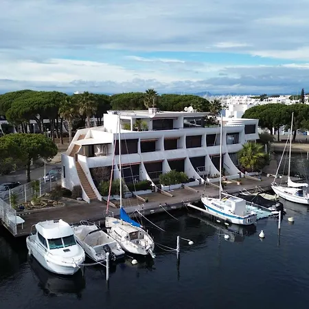 2 Pièces Avec Piscine Et Parking à 200m De La - Fr-1-307-289 * Le Grau-du-Roi