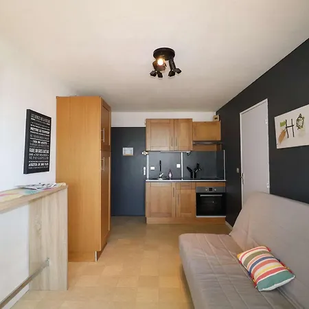 2 Pièces Avec Piscine Et Parking à 200m De La - Fr-1-307-289
